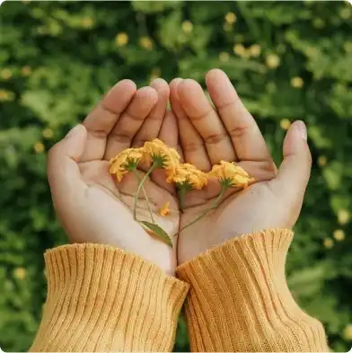 Engagement #1Faire ce qui est justeFace aux promesses à la mode, nous sommes animés par une notion si simple, mais si importante : agir en fonction de ce qui est JUSTE.Concrètement nous disons OUI :au Bio, car c’est juste pour les ingrédients, les producteurs, la planète,à la transparence de nos filières, de notre production et de nos dosagesà une juste cohérence entre prix/qualité/impact, pour les ingrédients et les emballages,à la naturalité, tellement juste pour l’équilibre de la planète et le bien-être du vivant,à des prix justes, qui prennent en compte à la fois les consommateurs, les magasins et les producteurs de plantes.