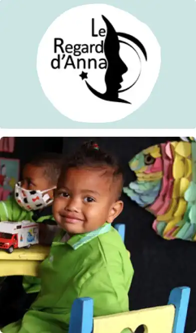 Engagement #4Partager et soutenirC’est naturellement que nous sommes, depuis des années, avec l’association Le Regard d’Anna, dont la mission est d’aider les enfants en difficulté dans le monde. Initialement tournée vers le Vietnam, l’association participe au soutien des conditions de vie et à l’éducation de jeunes enfants de 0 à 6 ans. Son action s’étend à d’autres pays du monde, et notamment vers Madagascar où s’est tournée son action humanitaire.C’est justement à Madagascar où intervenons et soutenons l’école associative L’Île aux Enfants, qui œuvre pour la scolarisation des enfants d’un quartier pauvre de Tananarive, et veille à les sensibiliser au respect de leur environnement.En choisissant Le Regard d’Anna et en s’engageant à leurs côtés, Fitoform participe activement à l’éducation de très jeunes enfants et à l’amélioration de leur environnement, des valeurs auxquelles on croit !